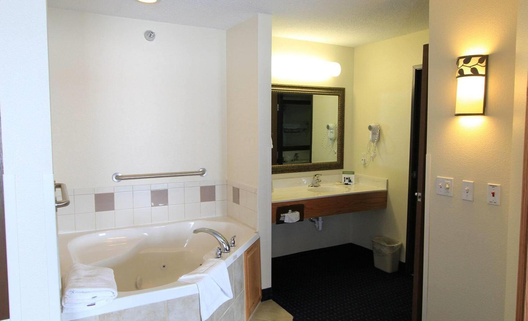 Americinn By Wyndham Cedar Rapids Airport Екстериор снимка